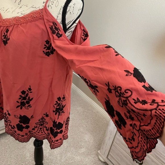 Cold shoulder embroidered blouse - Picture 4 of 9